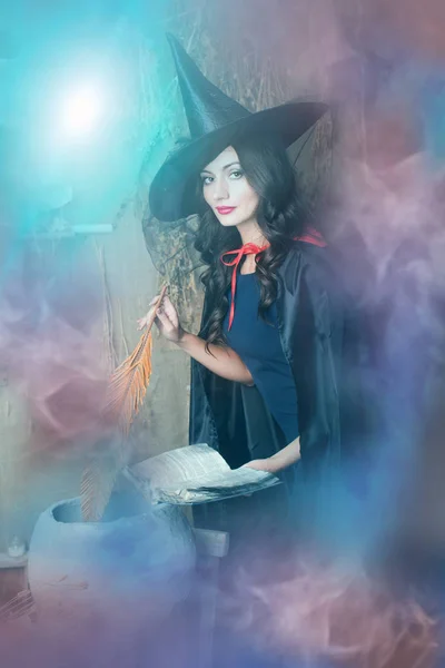 Halloween Strega Tenendo Libro Piuma Sfondo Viola Fumoso — Foto Stock