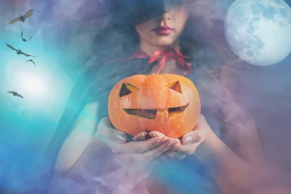 Frau Hält Halloween Kürbis Vor Nebligem Hintergrund Den Händen — Stockfoto