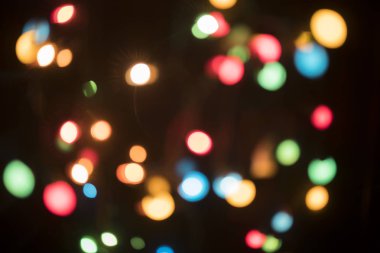 siyah arka plan üzerinde renkli floresan bokeh Noel ışıkları