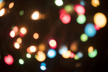 güzel renkli bokeh Noel ışıkları siyah arka plan üzerine