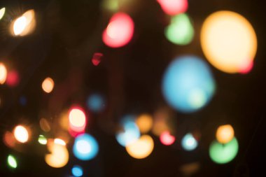 güzel renkli bokeh Noel ışıkları siyah arka plan üzerine