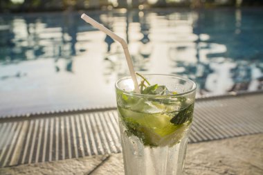 Nane ile lezzetli taze içecek havuzu arka plan üzerinde bırakır