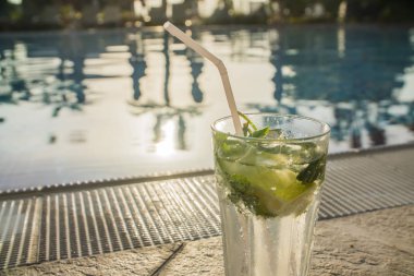 Nane ile lezzetli taze içecek havuzu arka plan üzerinde bırakır