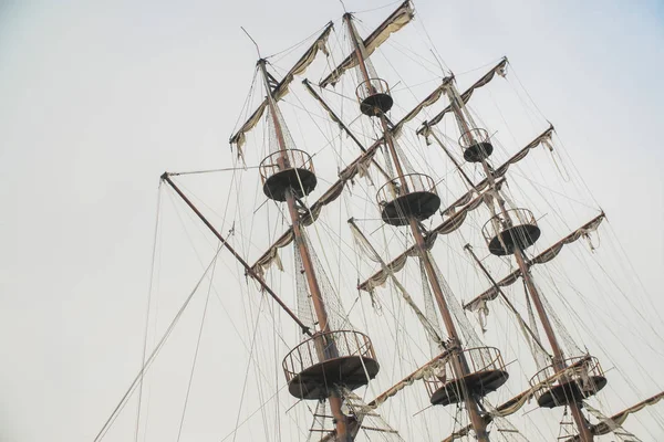 Schiff Großen Masten Auf Bewölkten Himmel Hintergrund — Stockfoto