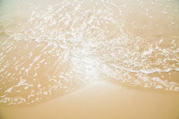 在潮湿的黄沙上的海浪与阳光 — 图库照片