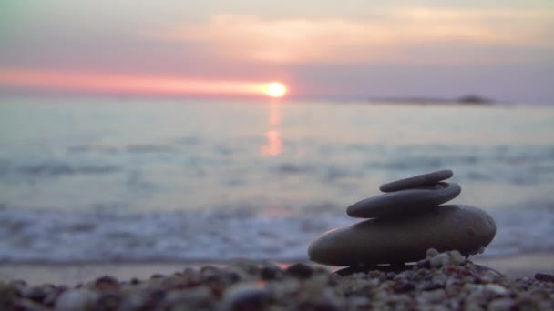 Oceano Onda Sulla Spiaggia Rocciosa Con Mucchio Rocce — Video Stock