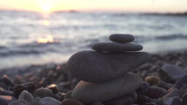 Kaya yığını ile taşlı plajda dalga okyanus