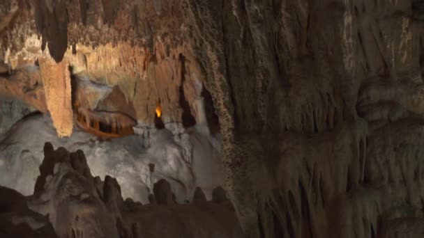 Gros Plan Ancienne Grotte Avec Des Stalactites — Video