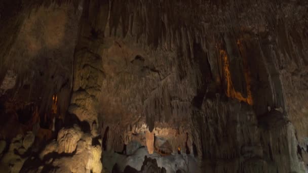 Gros Plan Ancienne Grotte Avec Des Stalactites — Video