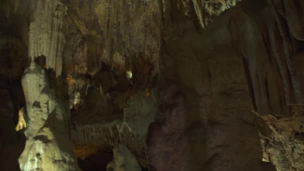 Nahaufnahme Einer Alten Höhle Mit Stalaktiten — Stockvideo
