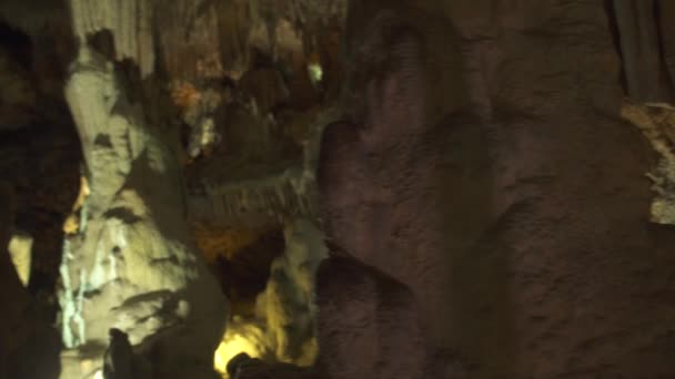 Bliska Starożytnych Starej Jaskini Stalaktytami — Wideo stockowe