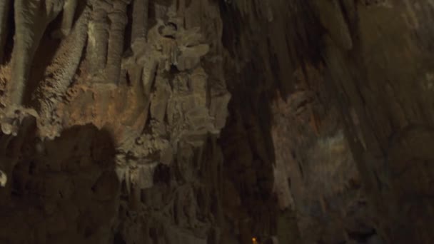 Antik Eski Mağaranın Sarkıt Ile Yakın Çekim — Stok video