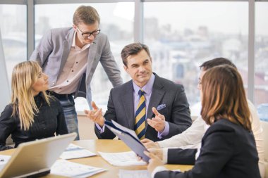 İş adamları office çalışma sorunları tartışıyor 