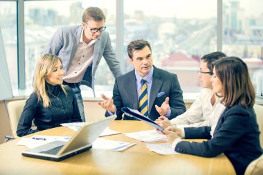 İş adamları office çalışma sorunları tartışıyor 