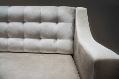 Şaşırtıcı gri renkli kanepe yakın çekim 