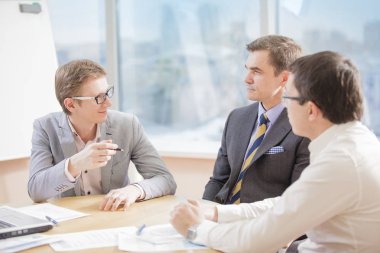 İş adamları office çalışma sorunları tartışıyor 