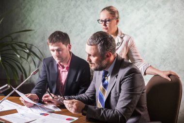 İş adamları söz ofiste çalışmak 