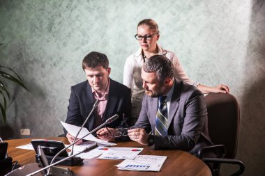 İş adamları söz ofiste çalışmak 