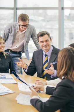 İş adamları office çalışma sorunları tartışıyor 