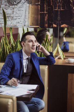 Projede çalışan başarılı iş adamı