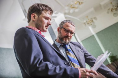 İş adamları söz ofiste çalışmak 