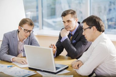 İş adamları office çalışma sorunları tartışıyor 