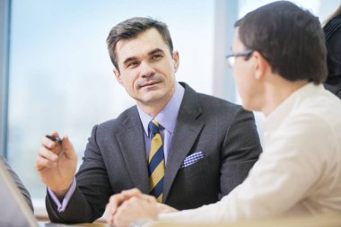 İş adamları office çalışma sorunları tartışıyor 