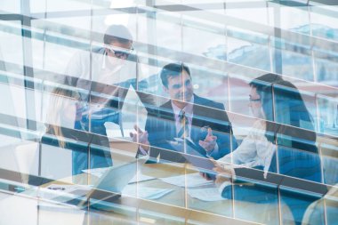 İş adamları office çalışma sorunları tartışıyor 