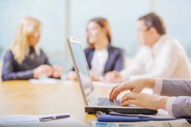 İş adamları office çalışma sorunları tartışıyor 