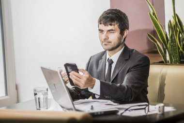 Projede çalışan başarılı iş adamı