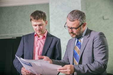 İş adamları söz ofiste çalışmak 