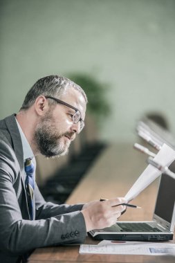 Ofiste çalışan sakallı yakışıklı işadamı 