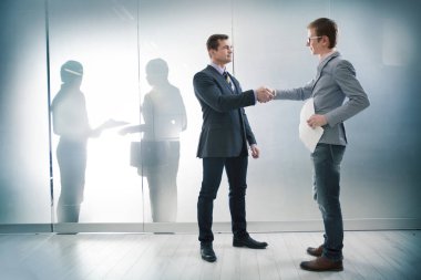 İş adamları office çalışma sorunları tartışıyor 