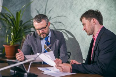 İş adamları söz ofiste çalışmak 