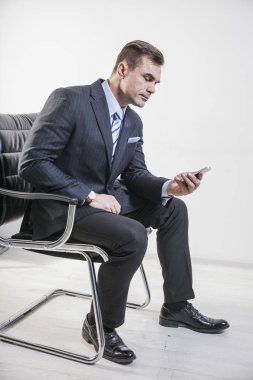 Telefonla yazarak takım elbiseli yakışıklı işadamı