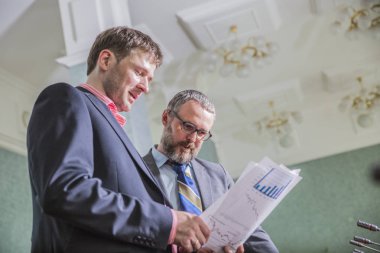 İş adamları söz ofiste çalışmak 