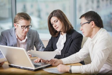 İş adamları office çalışma sorunları tartışıyor 