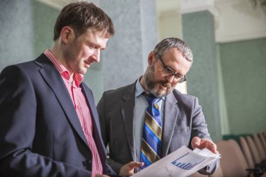 İş adamları söz ofiste çalışmak 