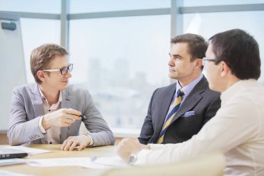 İş adamları office çalışma sorunları tartışıyor 