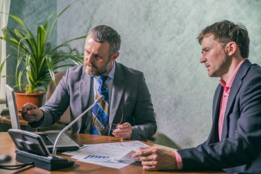 İş adamları söz ofiste çalışmak 