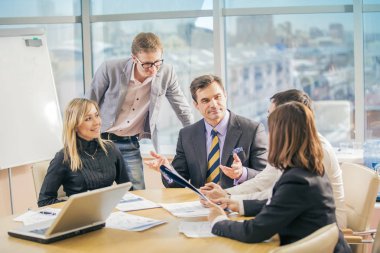 İş adamları office çalışma sorunları tartışıyor 