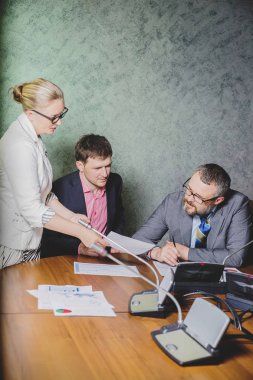İş adamları söz ofiste çalışmak 