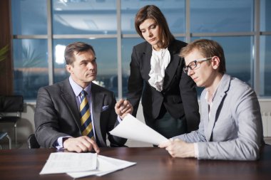 İş adamları office çalışma sorunları tartışıyor 