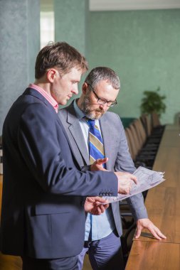 İş adamları söz ofiste çalışmak 