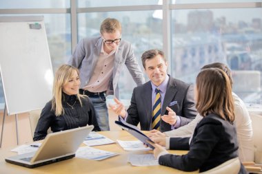 İş adamları office çalışma sorunları tartışıyor 