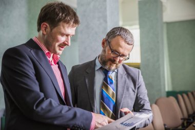 İş adamları söz ofiste çalışmak 