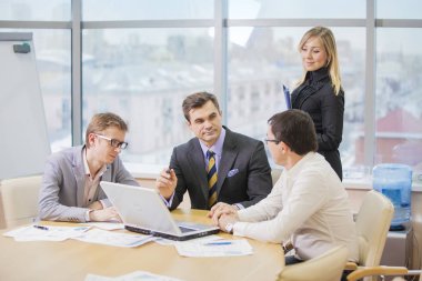 İş adamları office çalışma sorunları tartışıyor 