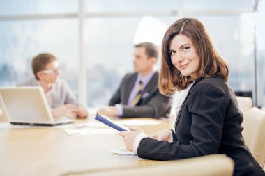 İş adamları office çalışma sorunları tartışıyor 