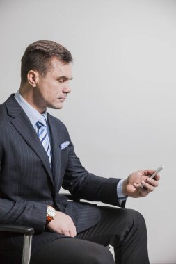 Telefonla yazarak takım elbiseli yakışıklı işadamı