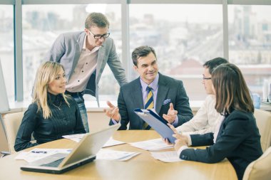 İş adamları office çalışma sorunları tartışıyor 